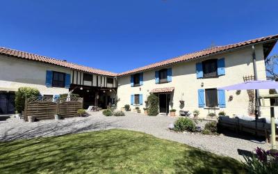 Gasconne traditionnelle avec gîte et piscine